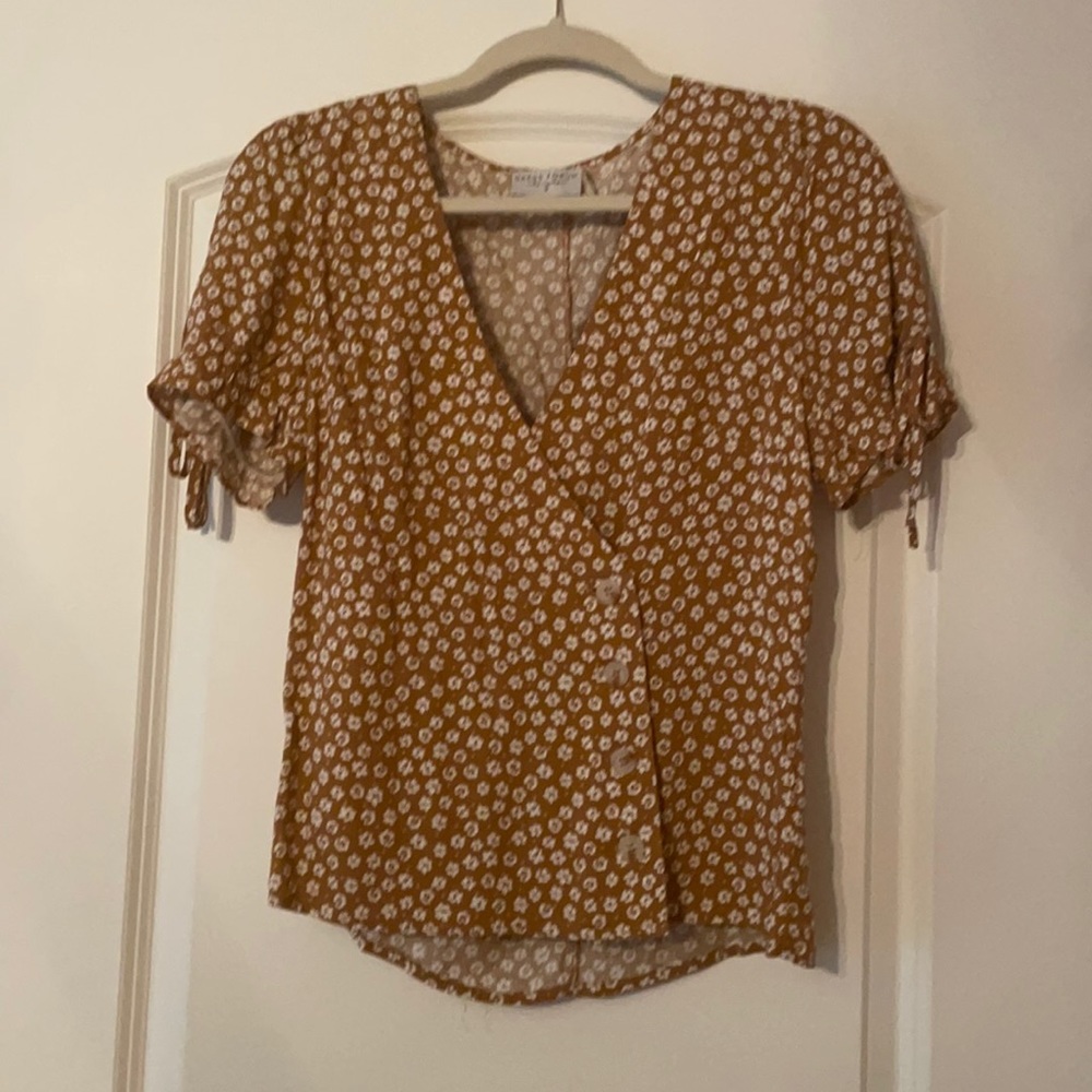Cute wrap shirt with cinched sleeves. Cute pattern